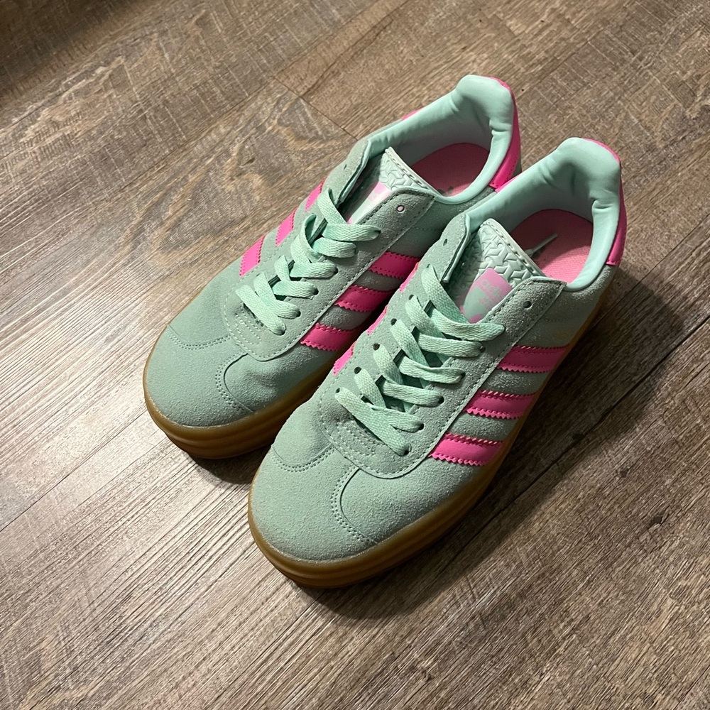 Adidas Gazelle size 7 in womens